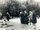 1979 - гости из Югославии возлагают венок к вечному огню на пл. Павших борцов.jpg