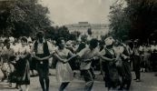 1964 - артисты из Дижона выступают с коллегами на улицах Волгограда.jpg