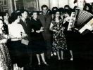 1956 - драмтеатр им. Горького, в фойе молодежь Югославии и Сталинграда вместе поют песни.jpg